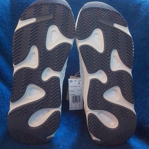 Yeezy Boost 700 Analog - Picture 6 of 7
